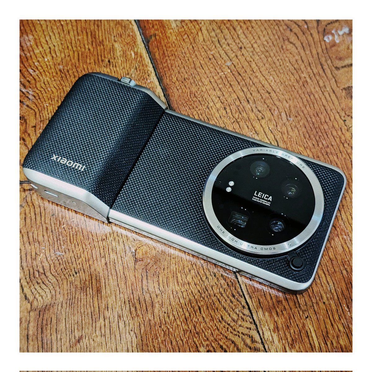 kenohkuma's tweet photo. 2016年、コミニケーションカメラとして日常の感動を手軽に共有できるカメラ LUMIX DMC-CM10が発売されました。

Androidが搭載されて感動した記憶がある。

しかし、早すぎた。動き速さ画質すべてがカメラより劣ってた。

2024年、xiaomi 14 ultraが同じ形のスマホを完成させた。複雑な気持ちだ。 https://t.co/pIGkP1COHA
