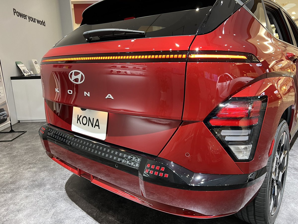 イオンモール福岡
Hyundai Citystore福岡の大西です。

展示車入替えました🙆
KONA Lounge-tone/
アルティメットレッドメタリック2トーン/
ブラックモノトーンです☺️

以前試乗会を行ったIONIQ6の色と同じになります！

店頭にてご覧ください👀👀👀

#Hyundai #ヒョンデ #EV #電気自動車