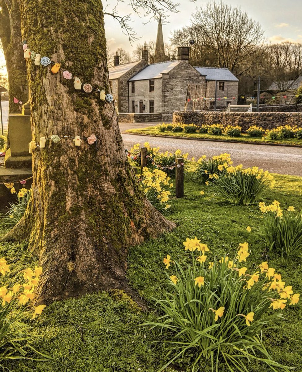 Spring scenes in the Peak District village of Monyash 🌼🌿 Wishing everyone a fantastic Easter Sunday! 🐰🐣 📸 IG/fastpacker