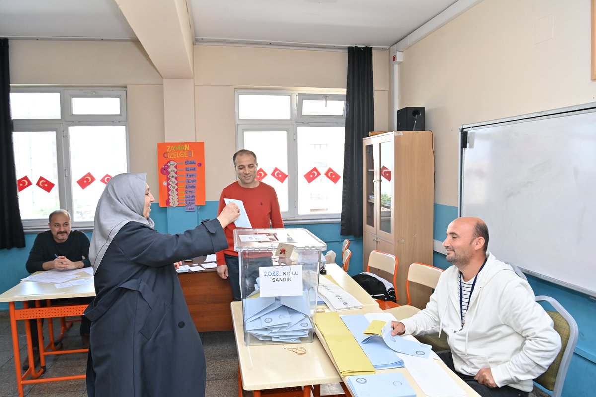 Mahalli İdareler Seçimleri kapsamında Ahmet Bayazıt İlkokulu'nda oyumuzu kullandık. 

Kahramanmaraş'ımız, ülkemiz ve vatandaşlarımız için hayırlara vesile olsun.

Tüm halkımızı oy kullanmaya, iradesini ortaya koymaya davet ediyorum.