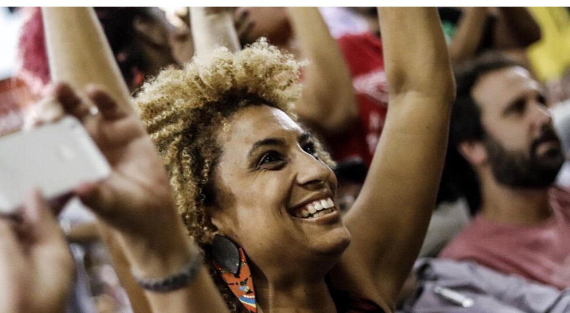 Enfin !!! Justice pour Marielle Franco, defenseure des droits humains, féministe, militante LGBT brésilienne. Il y a six ans, la conseillère municipale est assassinée ainsi que son chauffeur. Six ans plus tard, les commanditaires de son assasinat viennent d’être arrêtés.