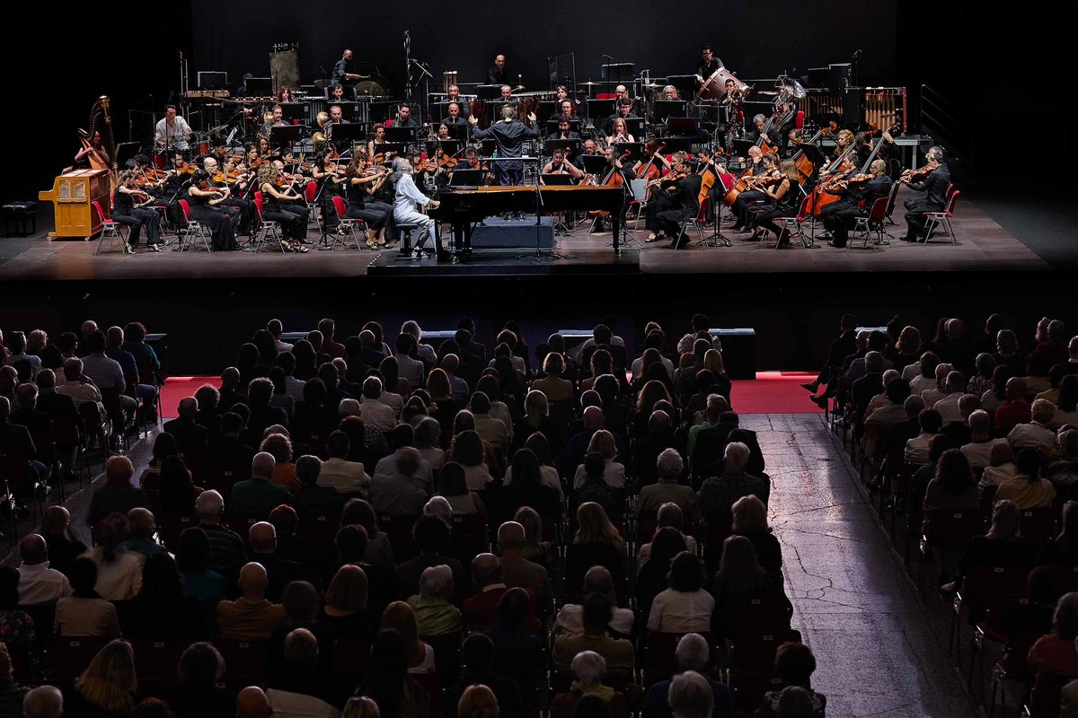 ravennafestival's tweet photo. 𝗕𝘂𝗼𝗻𝗮 𝗣𝗮𝘀𝗾𝘂𝗮 𝗶𝗻 𝗺𝘂𝘀𝗶𝗰𝗮! Questa sera su @Radio3tweet va in onda un concerto memorabile 🎶
registrato lo scorso 
venerdì 30 giugno 2023 al Palazzo Mauro De André

Filarmonica Toscanini
@Kristjanjarvi direttore
@StefanoBollani pianoforte https://t.co/nRid55UV4U