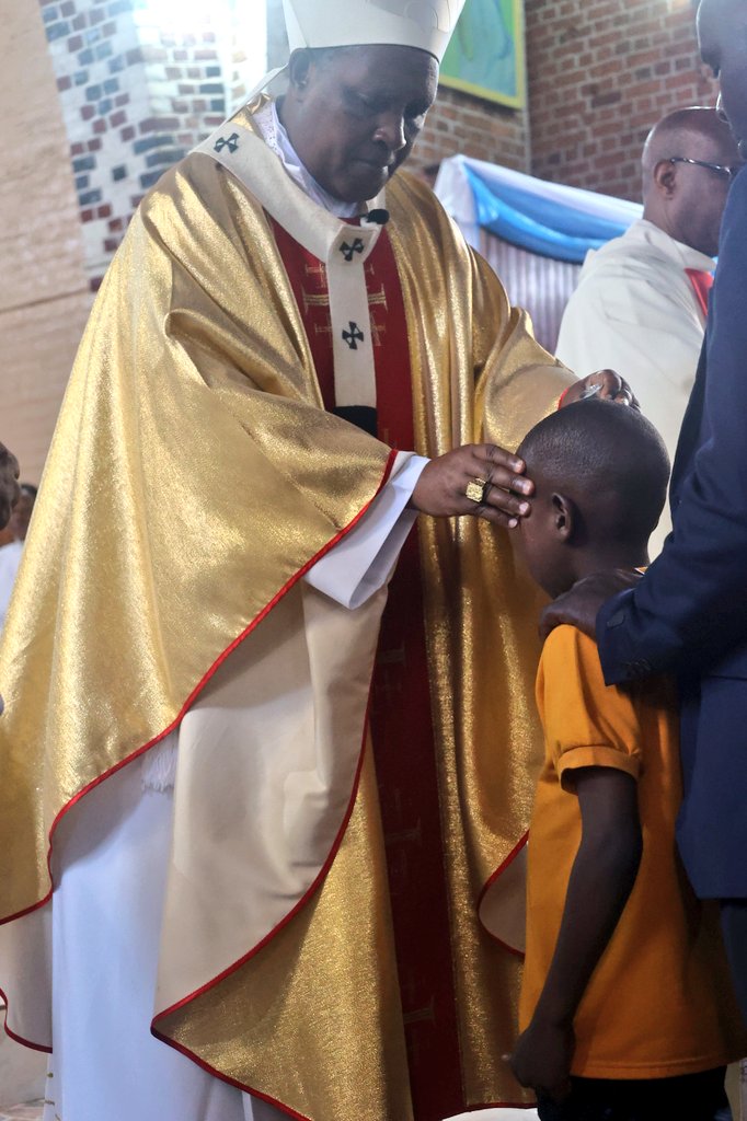 Kinyamateka_KM's tweet photo. Isakaramentu rya Batisimu riri gutangwa na Nyiricyubahiro Antoni Kardinali Kambanda ari kumwe n'Igisonga cye Musenyeri Casmir Uwumukiza. https://t.co/Gufeomthis