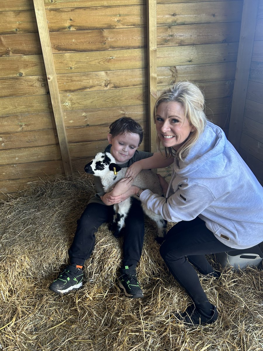 Happy Easter! 🐣 Enjoying this Easter weekend with lots of lamb cuddles @finlaystonepark! 🐑 Have a great one everyone!🍫