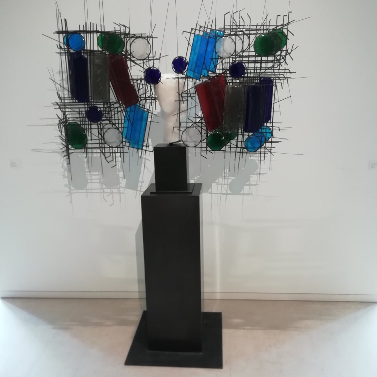 IgnacioArte1969's tweet photo. Ayer, viendo en Ópera Gallery la exposición de Manolo Valdés. Un festival matérico de formas y colores. Sumergirse en una  originalísima revisión de algunos de los tipos más reconocibles del arte español.
@OperaGallery
#contemporaryart  
#artecontemporaneo
#ManoloValdés https://t.co/SWIuonUJV2