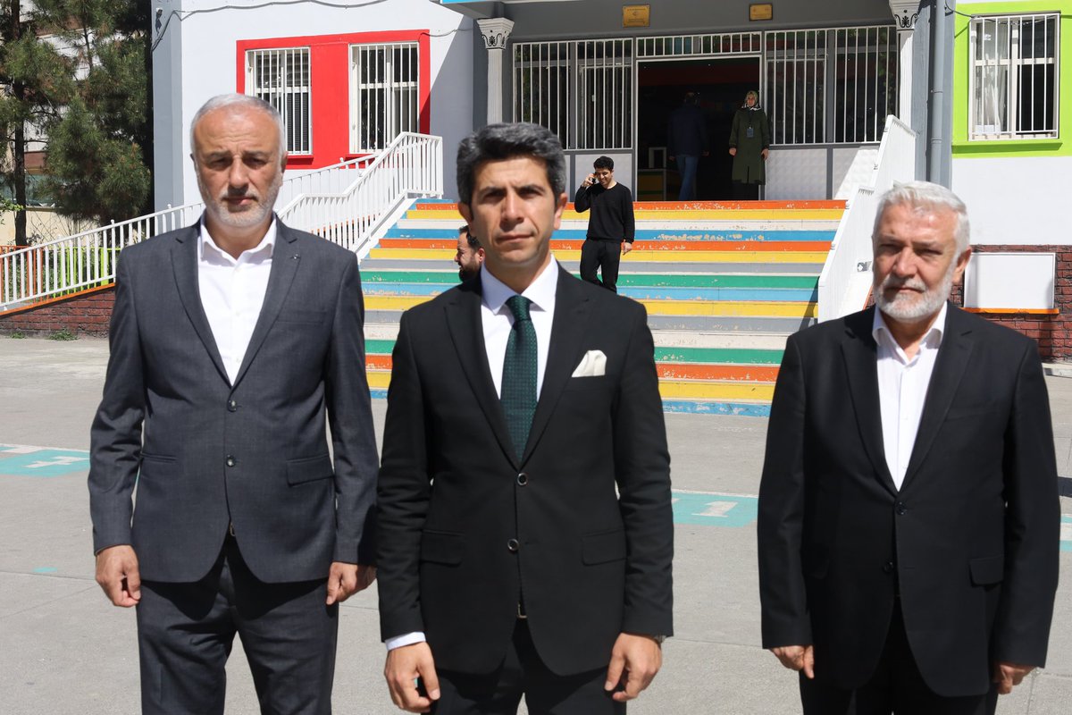 Prof. Abdülkadir Karahan İlkokulu'nda ailece oyumuzu kullandık. 

Kazanan Şanlıurfa olacak... 

#Şanlıurfa