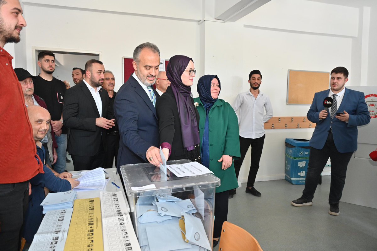 Bursa’mızın güçlü geleceği için ailemle birlikte oyumuzu kullandık. Bursa’mız, ülkemiz ve milletimiz için hayırlı olsun. Tüm hemşehrilerimi sandıklara gitmeye ve oyunu kullanmaya davet ediyorum.