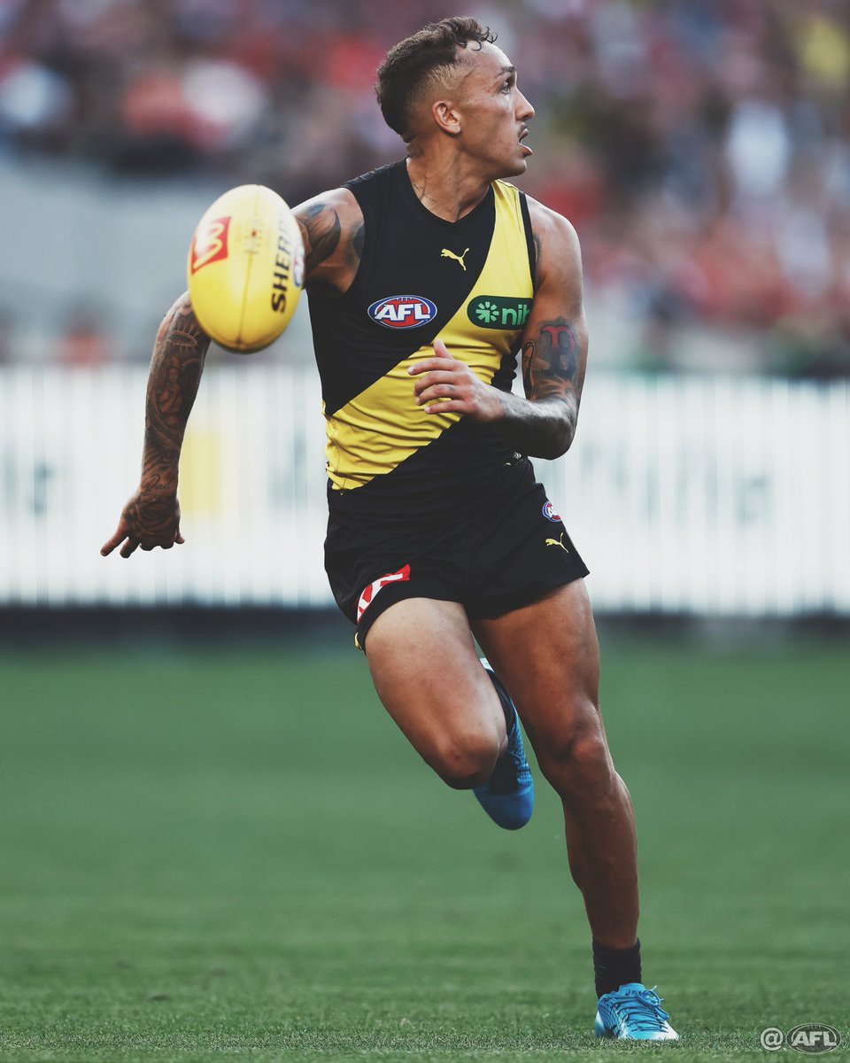 Assessing options before actually gathering the ball #Freak #AFLTigersSwans