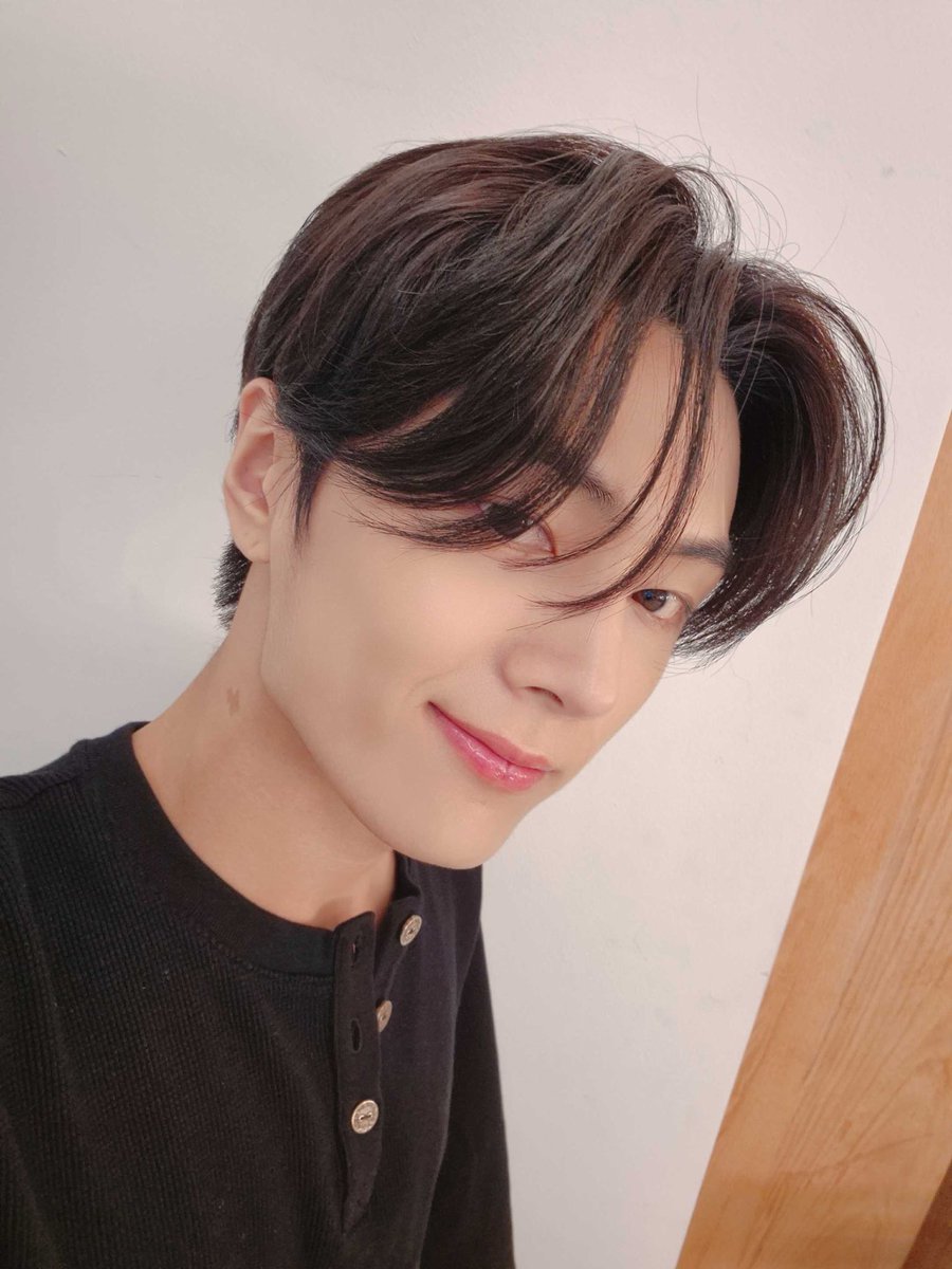 wonsgfz's tweet photo. same angle different smile https://t.co/eXV58tE0u2