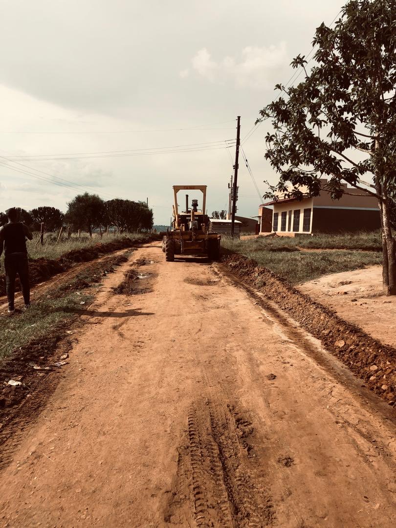 Yesterday, road works on Nyakahita-Rwempogo-Rukukuru Road started. I was present to engage with the area leaders and the community. I thank everyone that uses the road for being patient with us! ⁦@kiruhuralg⁩ ⁦@WKajwengye⁩ ⁦@JovaniceTRO⁩ ⁦@KagutaMuseveni⁩