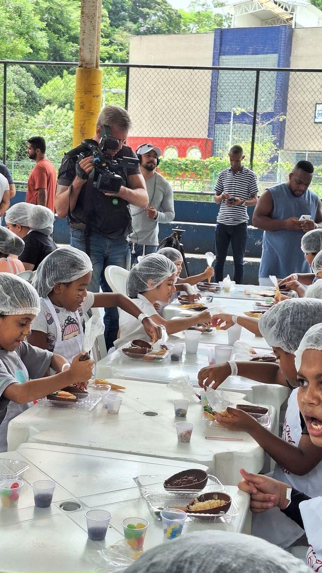 ThayBitten's tweet photo. Ação social de Páscoa do projeto social Mini Chef da Bagunça 🐰🍫

https://t.co/cBcfxEY96f https://t.co/Pa1LoADm79