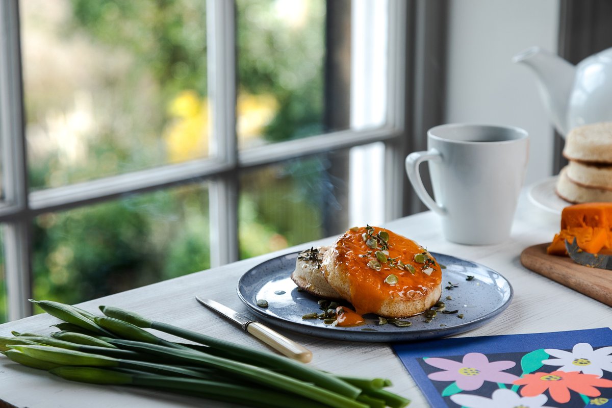 Happy Easter from all of us at Coombe Castle! 🐰🌷🐣 Try this melt-in-the-mouth duo of toasted crumpets topped with Coombe Castle Red Leicester and pumpkin seeds for a Moreish savoury treat this Easter Sunday. 📷 Sacha Ferrier #CoombeCastle #RedLeicester #Crumpets #Easter