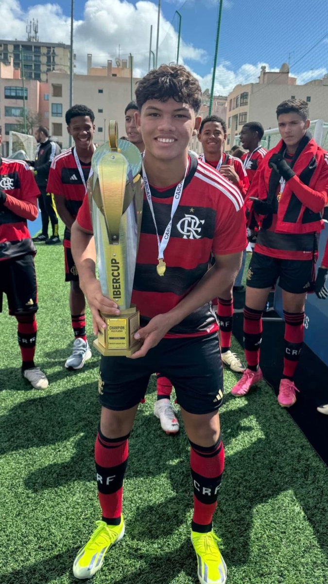 flazoeiro_'s tweet photo. 🏆É CAMPEÃO! SUB-15 DO FLAMENGO CONQUISTA IBERCUP CASCAIS 🇧🇷🇵🇹🔴⚫️

A manhã deste domingo de Páscoa começou com festa para nação rubro-negra. O sub-15 do Flamengo conquistou o título da IberCup Cascais-POR após vencer o Real Sport Clube na final pelo placar de 2 a 1, os gols foram marcados por João Vitor Couto e Pedrinho.

Ainda neste domingo, o Fla jogou a semifinal contra o PSV e venceu pelo placar de 2 a 1, gols marcados por Luiz Guilherme e Pedrinho.

O Fla foi campeão de forma invicta sem perder nenhum jogo. 6 vitórias e 1 empate.

Dentro de campo, o Fla marcou 9 gols e sofreu 4.

A geração 2009 do Flamengo não sabe o que é perder desde setembro do ano passado.

Veja abaixo a campanha do título:

Fase de grupos – Flamengo 2 x 0 PSV-HOL – Gols: Luiz Guilherme e Cezar

Fase de grupos- Flamengo 1 x 0 Vitória de Guimarães-POR – Gol: João Henrique

Fase de grupos – Flamengo 1 x 1 Met Oval Academy-EUA – Gol: Emanuel

Oitavas – Flamengo 3 x 0 Casa Pia – W.O

Quartas de final – Flamengo 3 x 1 Benfica – Gols: Lukaku e João Victor Couto (2)

Semifinal – Flamengo 2 x 1 PSV – Gols: Luiz Guilherme e Pedrinho

Final - Flamengo 2 x 1 Real Sport Clube-POR - Gols: João Vitor Couto e Pedrinho

📰: Equipe @flazoeiro_ com @Flabase_