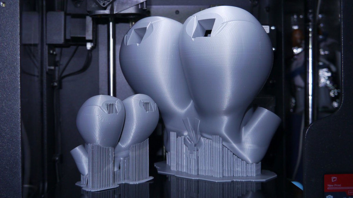上部パーツの造形を終えられました。胸部のアクセントをマウントする開口部の奥に、やや乱れている箇所がありますが、予見していた範疇に収まり、不都合はなさそうなのです。 #シガラmeme #3Dプリンター #3Dプリント #3Dprinter #3Dprinting #Simplify3D #MAYA