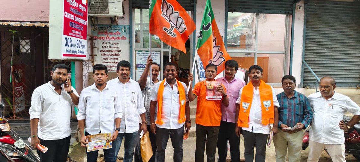 Kavipadai4South's tweet photo. இன்று காலை #விருகம்பாக்கம்_சட்டமன்ற #137வது_வட்டம் &amp; #136வது_வட்டம்  171 &amp; 222வது கிளையில், தென்சென்னை பாராளுமன்ற பாஜக வெற்றி வேட்பாளர் அக்கா டாக்டர்.தமிழிசை சௌந்தரராஜன் அவர்களுக்காக தாமரை சின்னத்தில் வீடு வீடாக வாக்கு சேகரித்தோம்
@BJP4TamilNadu 
@DrTamilisai4BJP 
@yuvaraj_C_BJP https://t.co/v6u79pdGOJ