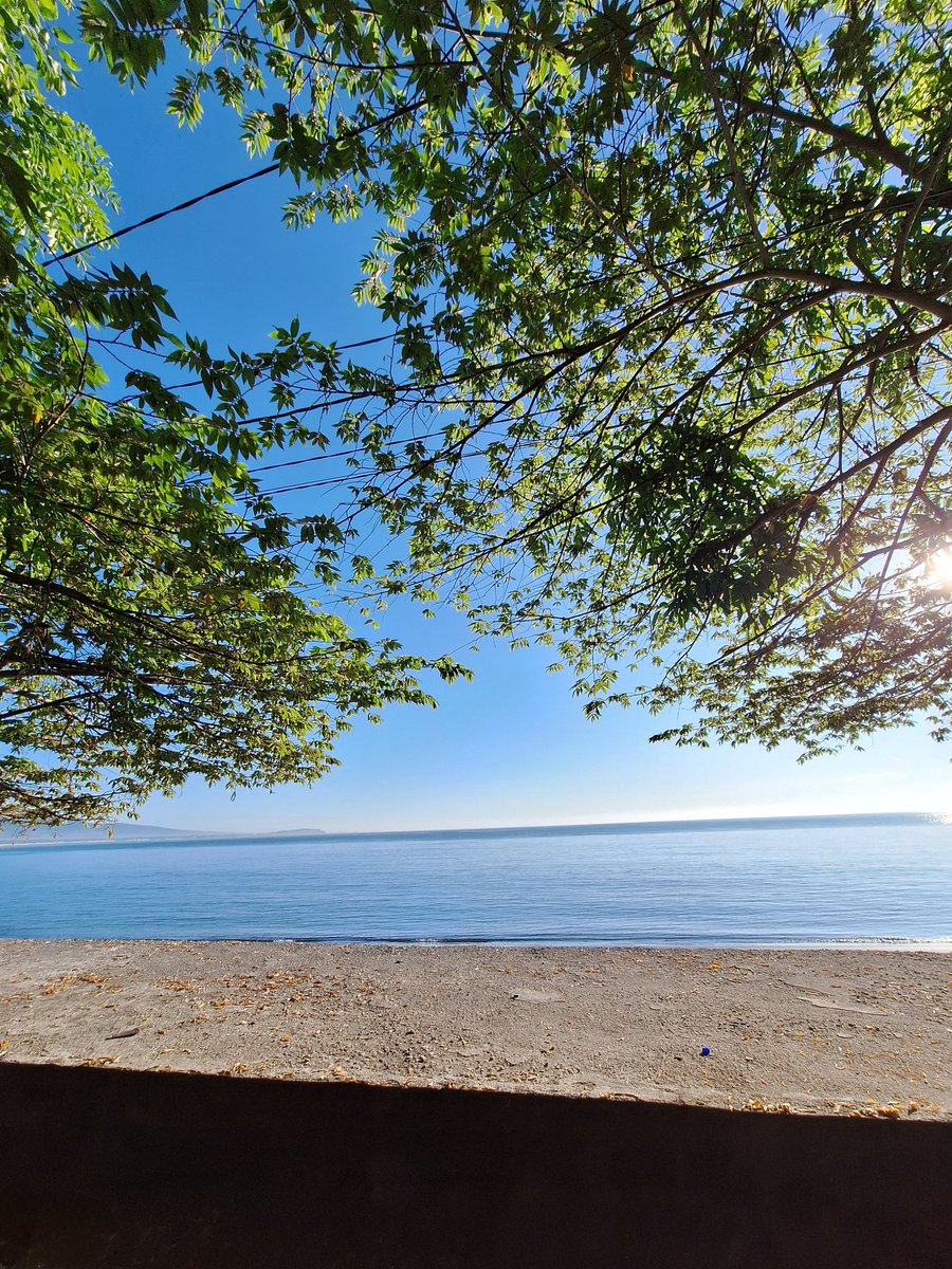 NafiraAr's tweet photo. beautiful view for holiday, cauze can see rinjani from beach. but, the sun make my skin burn jajaja https://t.co/bSZzObSwNT
