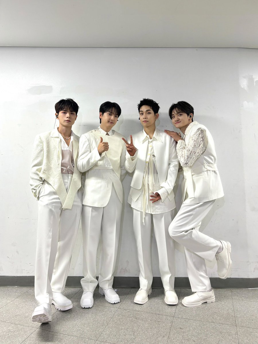 BANDLUCY_mystic's tweet photo. [#LUCY] 1st WORLD TOUR <written by FLOWER> in SEOUL Day 2 완료✔

왈왈이들에게 새로운 모습들을 보여주기 위해
다양하게 도전해본 이번 콘서트!

모두 즐거우셨길 바랍니다☺

앞으로 남은 <written by FLOWER> 월드 투어도 기대해 주세요🌷

#루시 #신예찬 #최상엽 #조원상 #신광일 #written_by_FLOWER