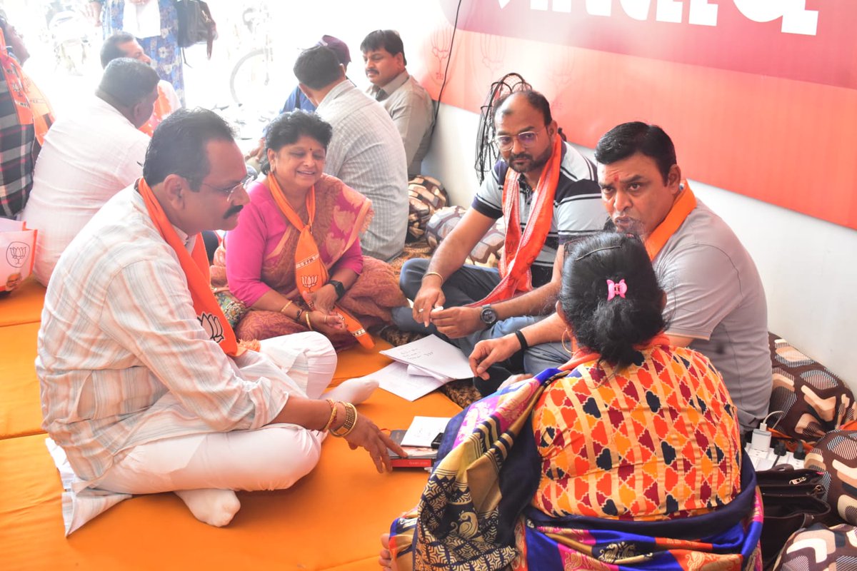 jitu_vaghani's tweet photo. આગામી લોકસભા ચૂંટણી અન્વયે ભાવનગર પશ્ચિમ વિધાનસભાના મધ્યસ્થ ચૂંટણી કાર્યાલય ખાતે મારા વડવા-અ વોર્ડના કોર્પોરેટરશ્રીઓ અને વોર્ડ પ્રમુખ-મહામંત્રીશ્રીઓ સાથે સરકારી કુમાર છાત્રાલય શક્તિકેન્દ્રમાં વિવિધ વ્યવસ્થાઓ સંદર્ભે બેઠક કરી.

#PhirEkBaarModiSarkar #AbkiBaar400Paar #JituVaghani https://t.co/dARfWV8DaV