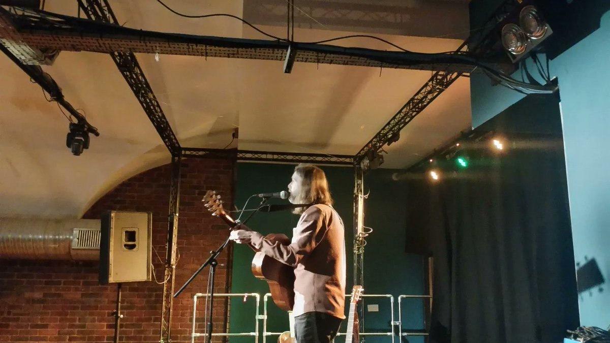 I had such a nice time at @TheTin last night in Coventry. Huge thanks to @SorSpromotions for having me and to the welcoming audience who made me feel at home. Buzzing from it to be honest. On to East Sussex for tonight's show. You'd be more than welcome..: miltonhide.com/bluebell-roots/