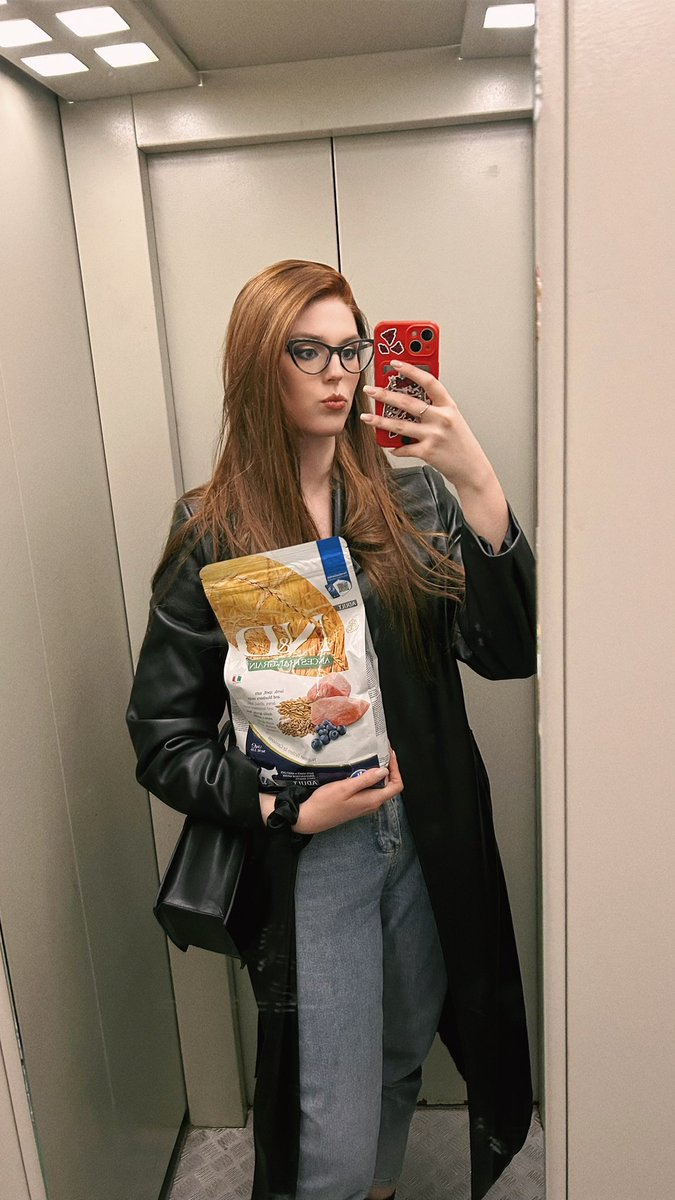 Котомать ехала домой, еще не осознав, что купила котам корм со злаками 
А они едят корма без злаков 

Ну сука, кто же знал, что есть корм с ягненком и голубикой 
А есть корм с ягненком, голубикой И ОВСОМ 

И вообще злаки котам лучше не давать