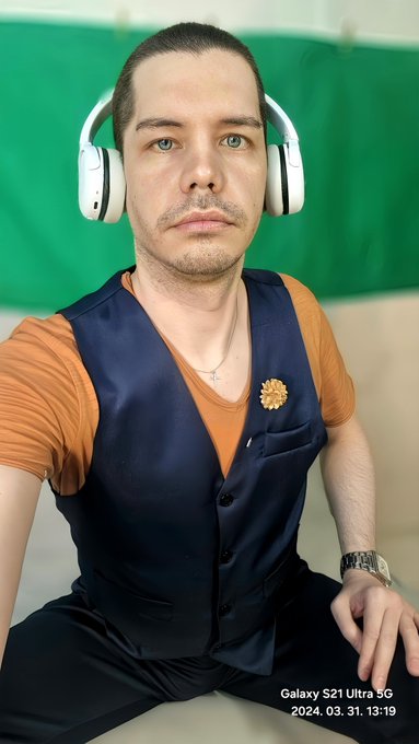 I am currently online let's come  looking me :)  https://t.co/DXmCCLPVRi  https://t.co/8fzKi7ahd6 https://t