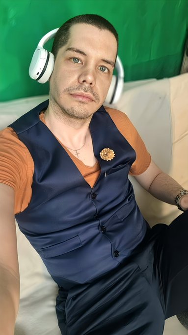 I am currently online let's come  looking me :)  https://t.co/DXmCCLPVRi  https://t.co/8fzKi7ahd6 https://t