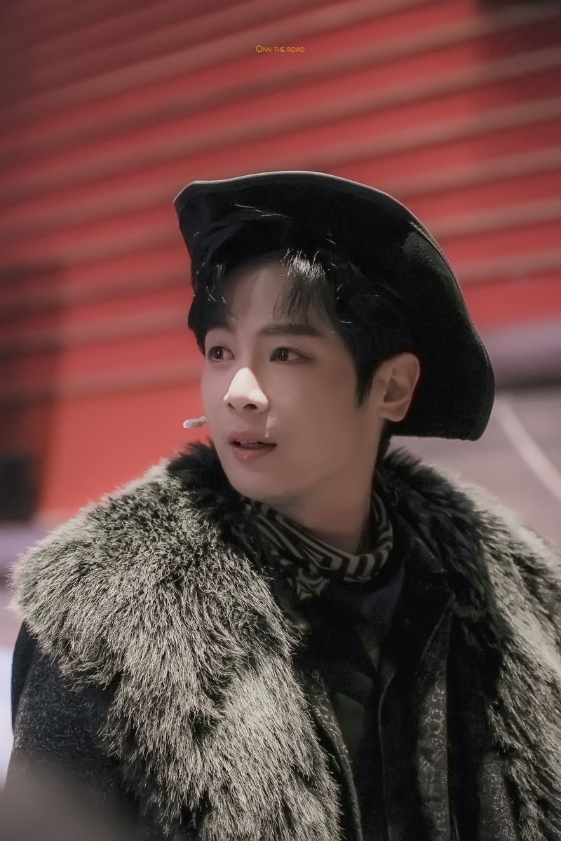 요청하신 크롭본입니다...
노이즈 심하니까 너무 확대하지 마세요 ,,