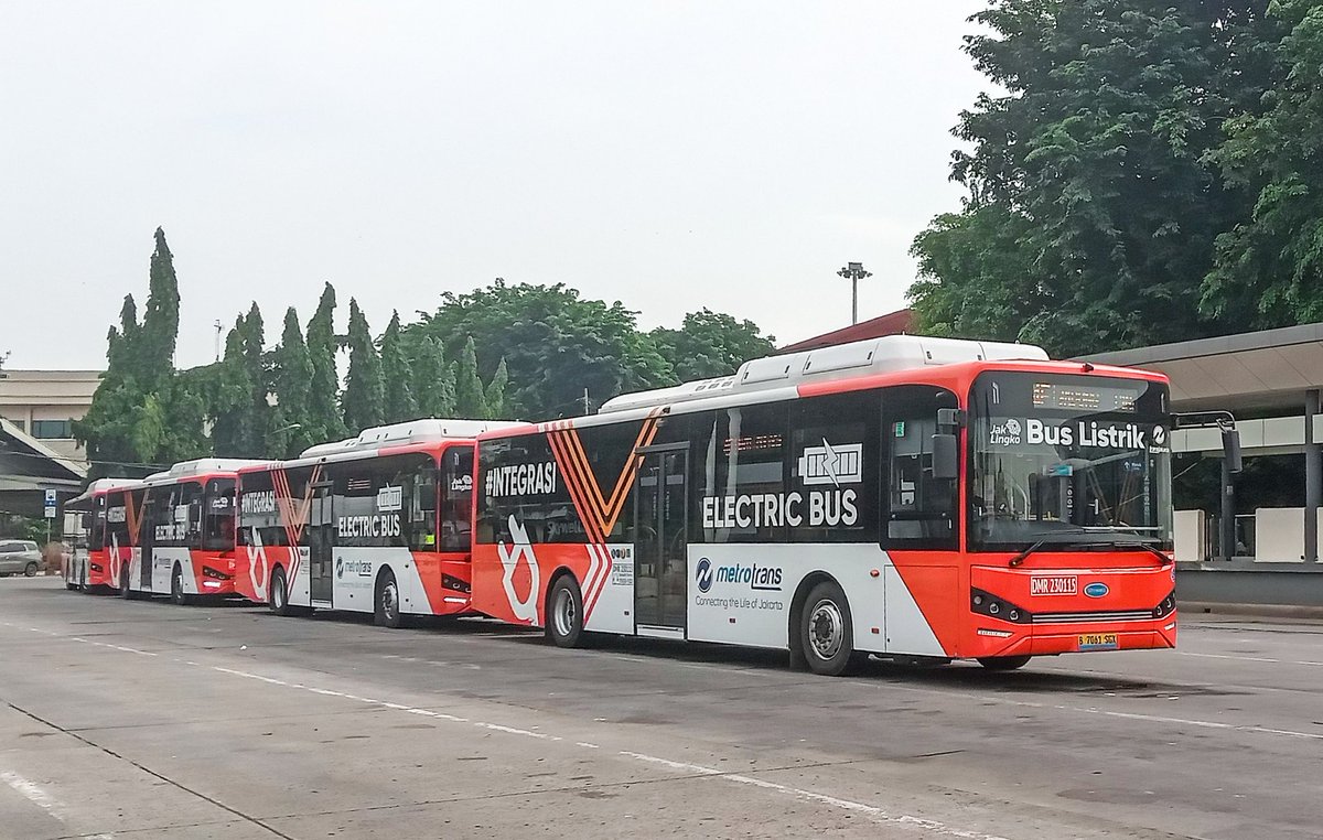 Luas dan Lapang . . Transjakarta Metrotrans Perum DAMRI DMR-230115 4F| PULO GADUNG - PINANG RANTI Skywell NJL6129BEV 📍Pulogadung