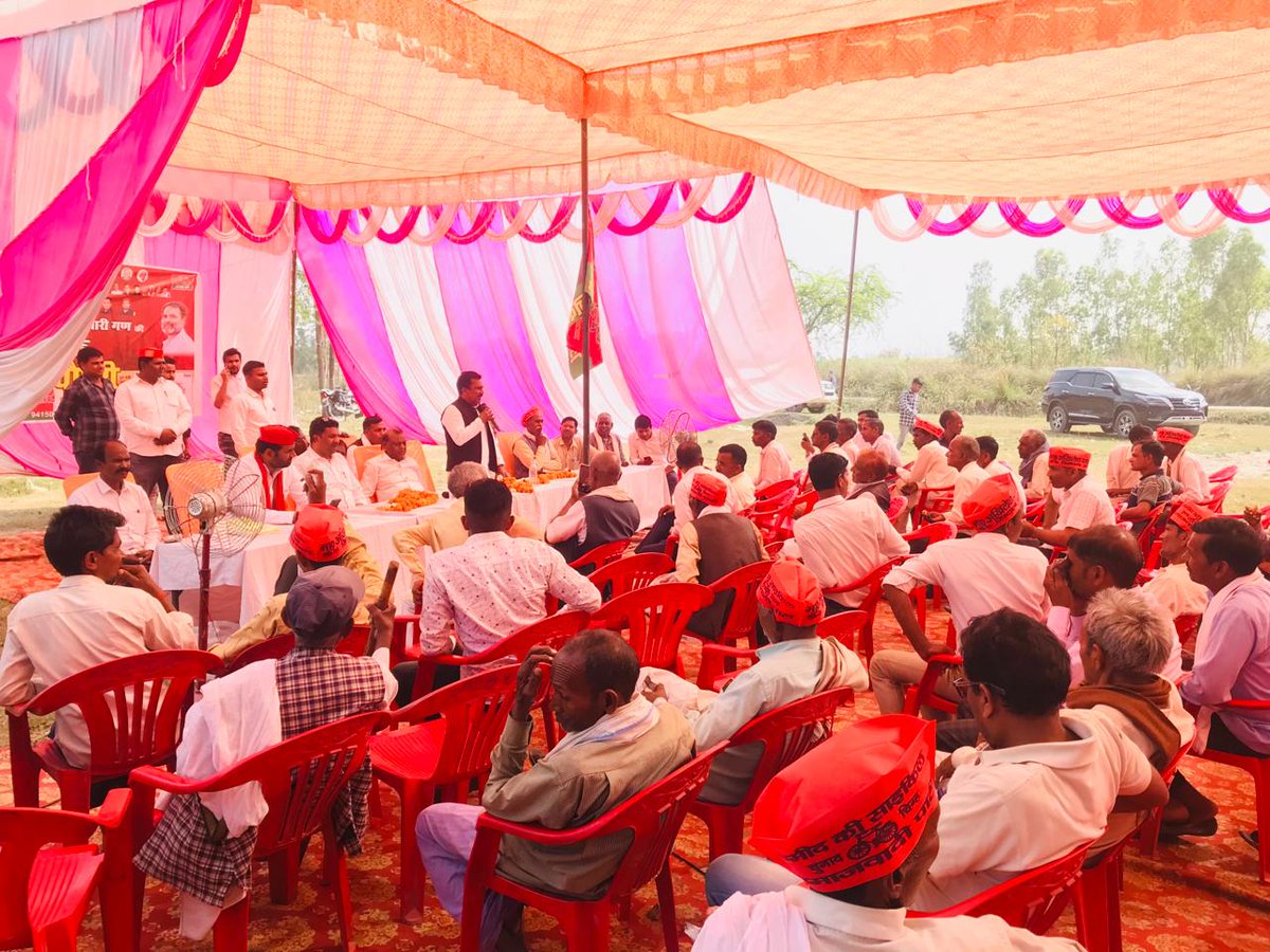 लोकसभा क्षेत्र 34-मोहनलालगंज के सिधौली के मास्टरबाग में इंडिया गठबंधन के प्रत्याशी श्री आर के चौधरी जी के साथ जोन, सेक्टर, बूथ स्तरीय बैठक में।