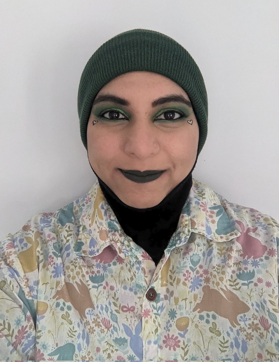 It's #TransDayOfVisibility so here I am, a queer Muslim hijaboi being visible! Howdy ☺️