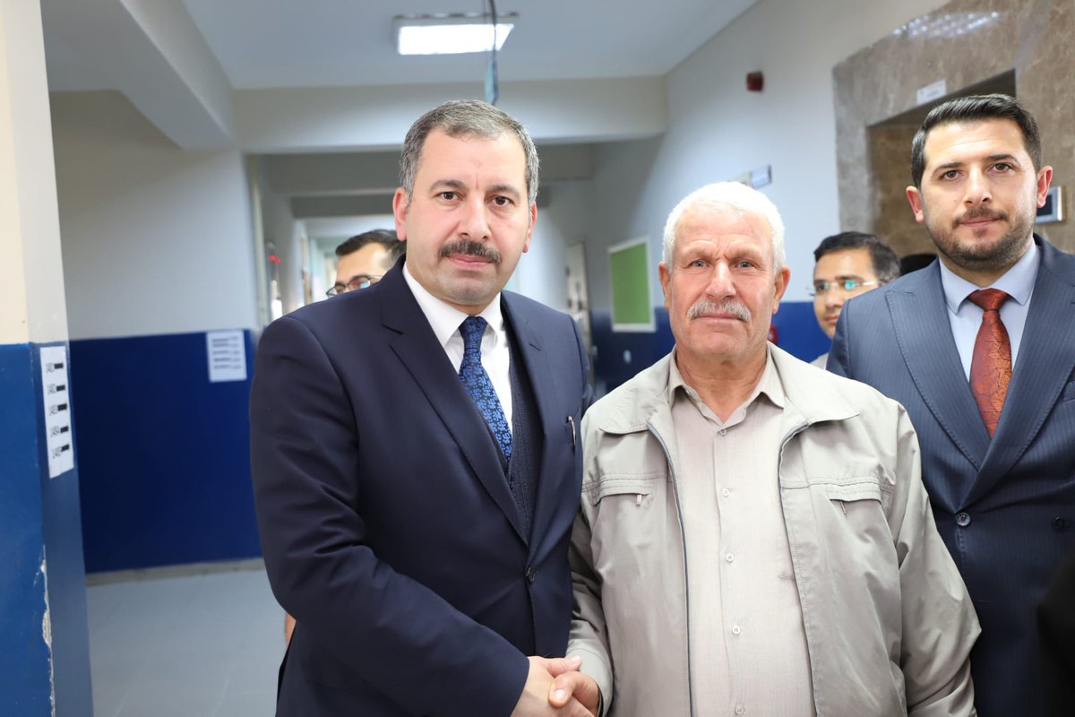 Vekilimiz Mehmet Ali Cevheri ve ilçe başkanımız Sezai Canbek ile birlikte oy kullanan vatandaşlarımızı ve sandık kurulu görevlilerini ziyaret etmeye Seyrantepe Mahallemizde devam ediyoruz. 📍Toki Battani İlkokulu