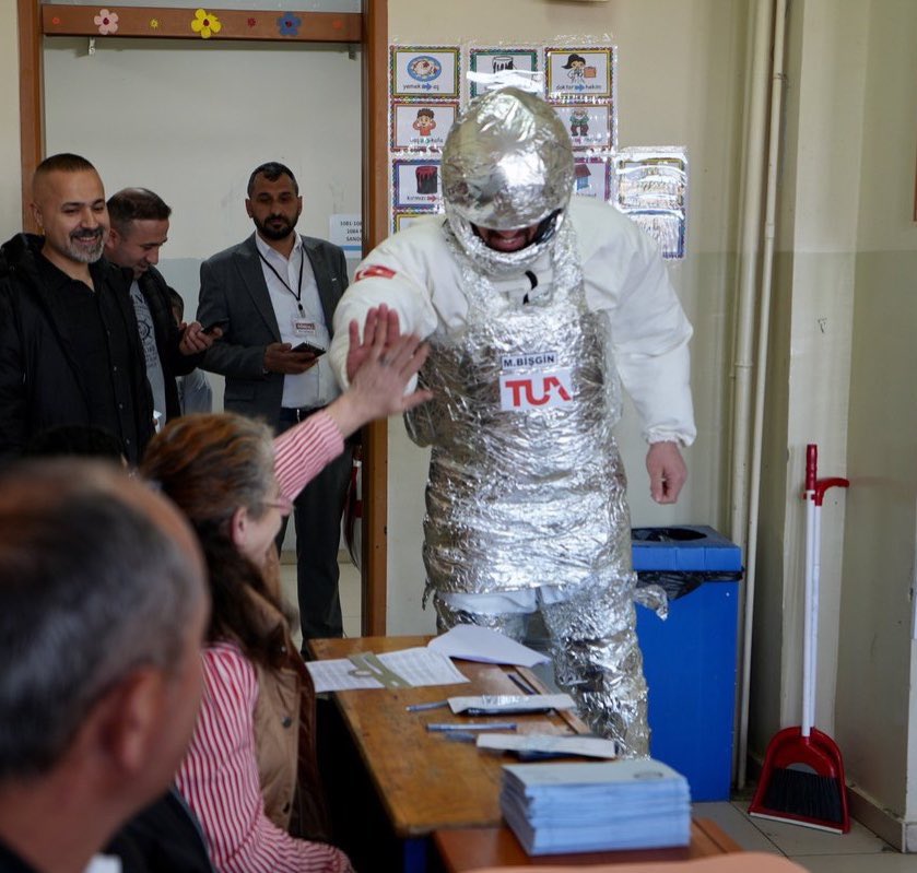 Düzce'de bir seçmen, astronot kostümüyle oyunu kullandı.