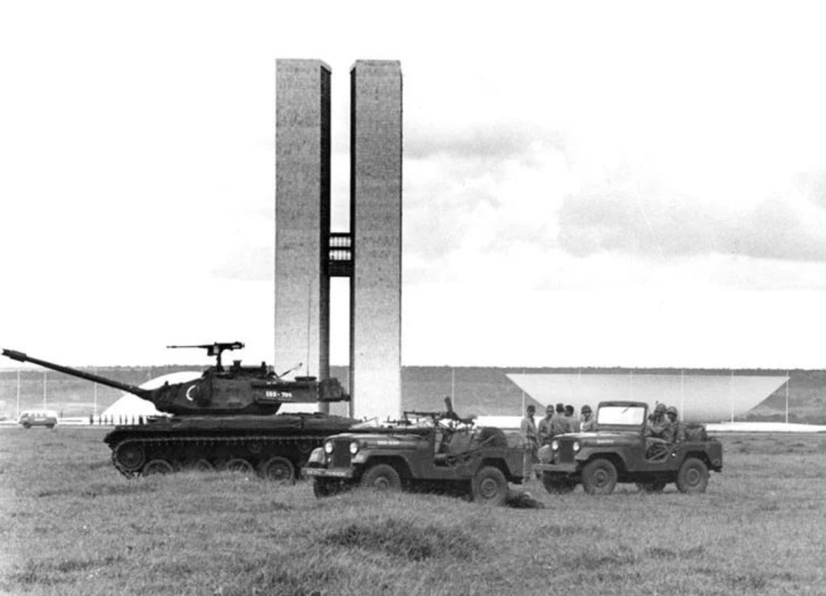 Brasília, 31 de março de 1964. “Sentindo o cheiro do golpe, os brasilienses esvaziaram as prateleiras dos armazéns e dos únicos supermercados da cidade, os da SAB (Sociedade de Abastecimento de Brasília). E correram às agências bancárias. As saídas terrestres foram fechadas, o…