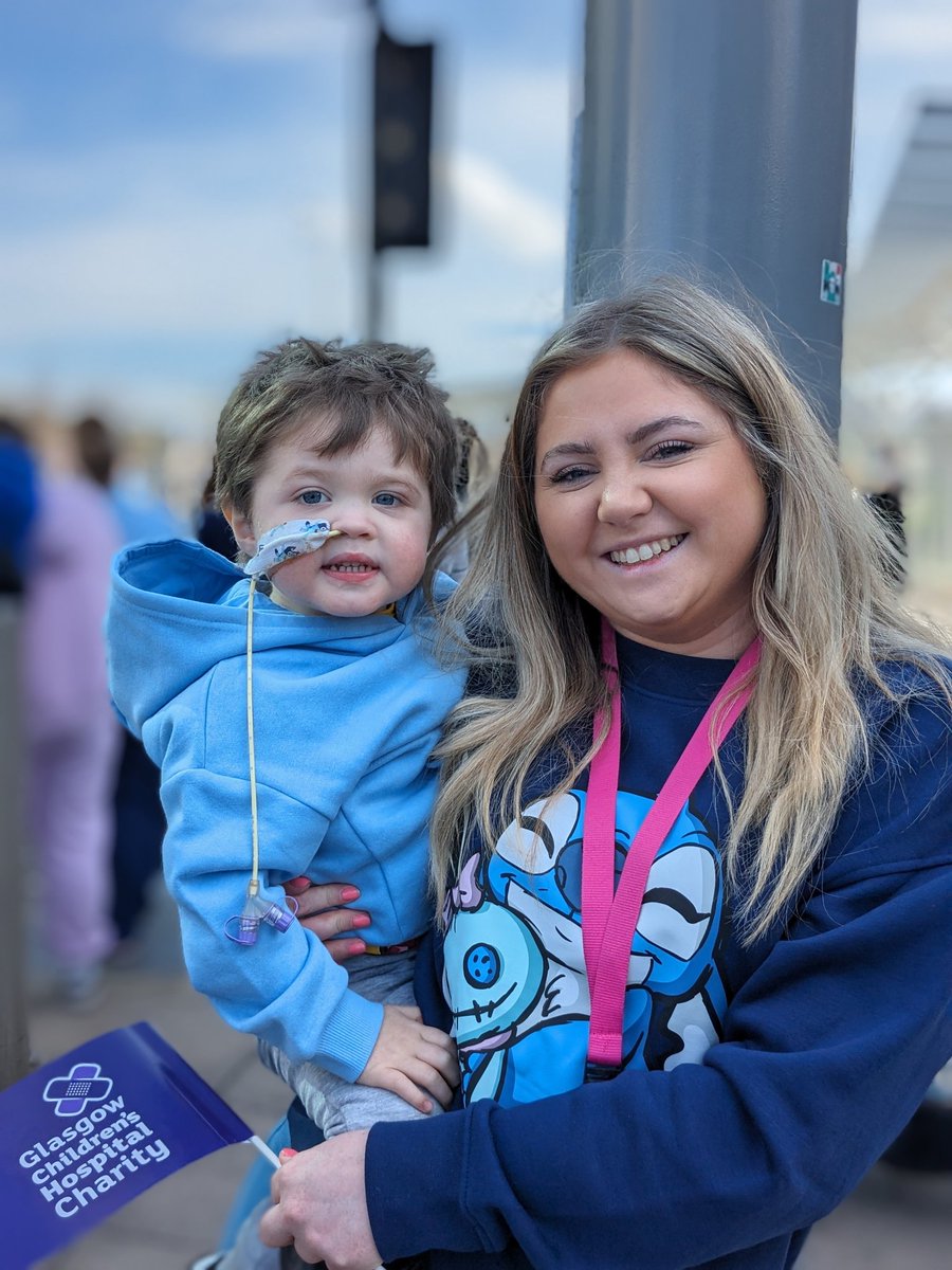 Our young patients are having a cracking time watching the Easter Egg Run outside the children's hospital 🐥💜