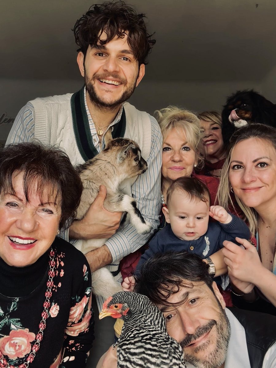 Oggi Pasqua in famiglia! Discuteremo, rideremo, ci faremo intenerire dalla fattoria e dal piccolo Samuele, litigheremo ma poi ricominceremo, insieme, ad esistere.
Buona rinascita!