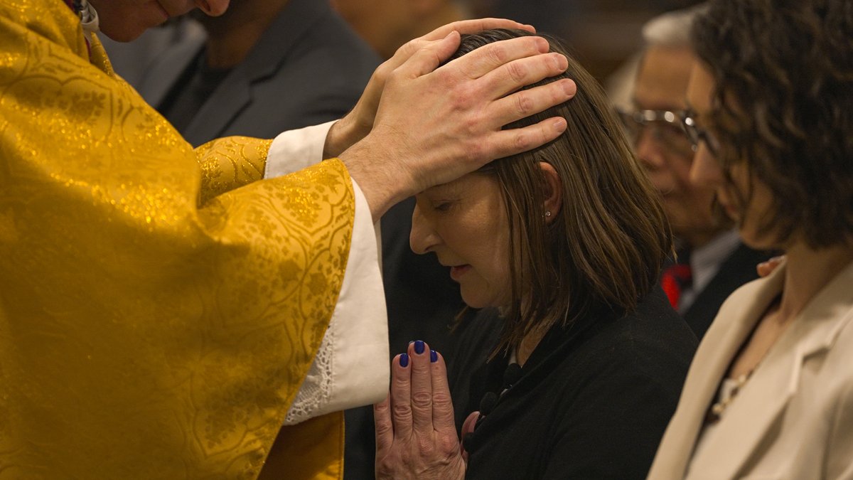 Here is the moment Tammy Peterson officially entered the Catholic Church during the Easter vigil Mass last night. Her husband Jordan Peterson sat by her side for the two-hour vigil in Toronto's Holy Rosary Church. After, Jordan asked her if she felt like she had come home to…