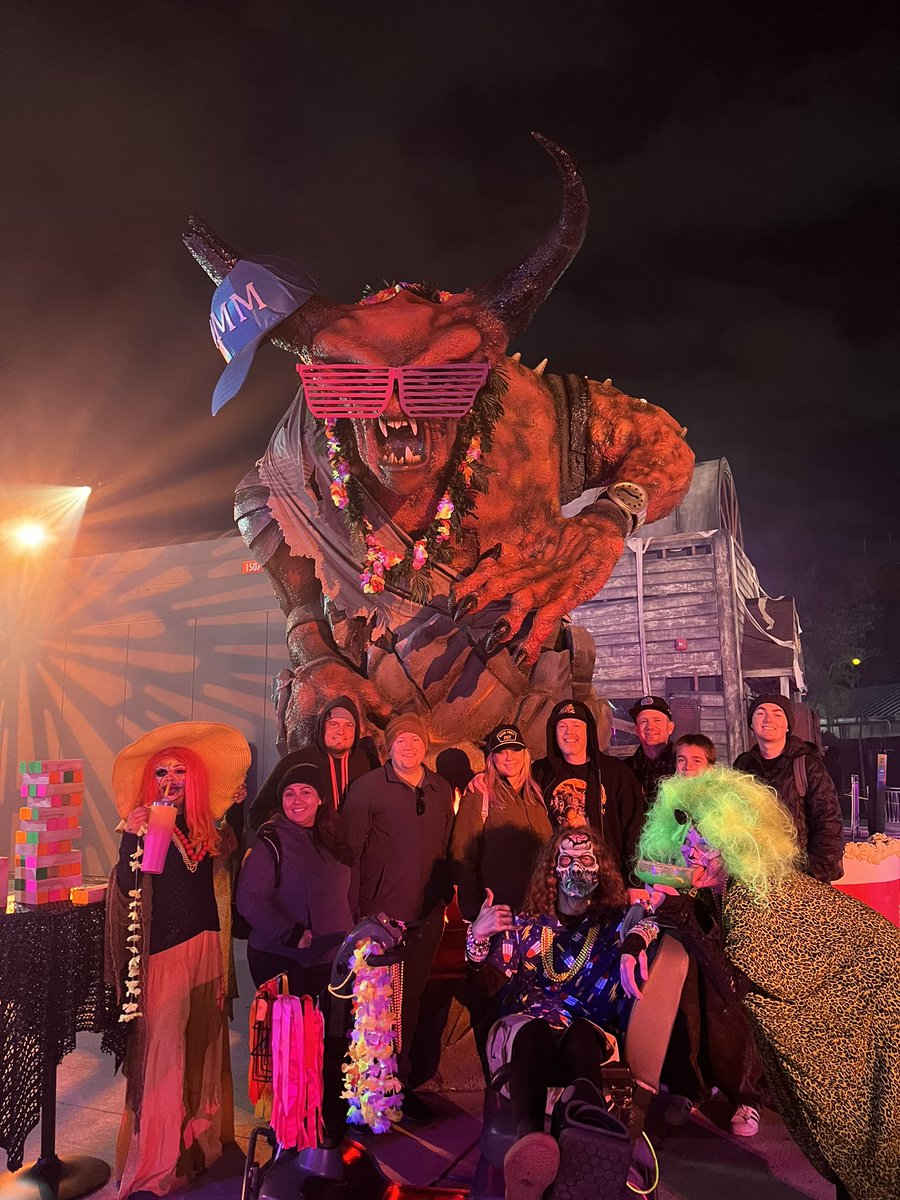 ParksAndCons's tweet photo. What a great time. Super grateful for this night with this crew #ScreamBreak https://t.co/i9iKwHaof9