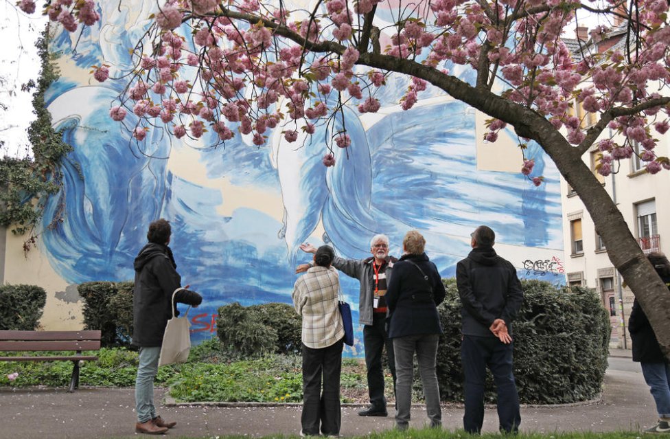 [#Sortir] 🌞 Avec le printemps, les visites guidées organisées par la Maison du Patrimoine reprennent. ✨

📅 La saison commence aujourd'hui à 10h avec la découverte du quartier du Bas-Rebberg. 💐

➡️ Le programme est en ligne : mulhouse.fr/decouvrir/visi…