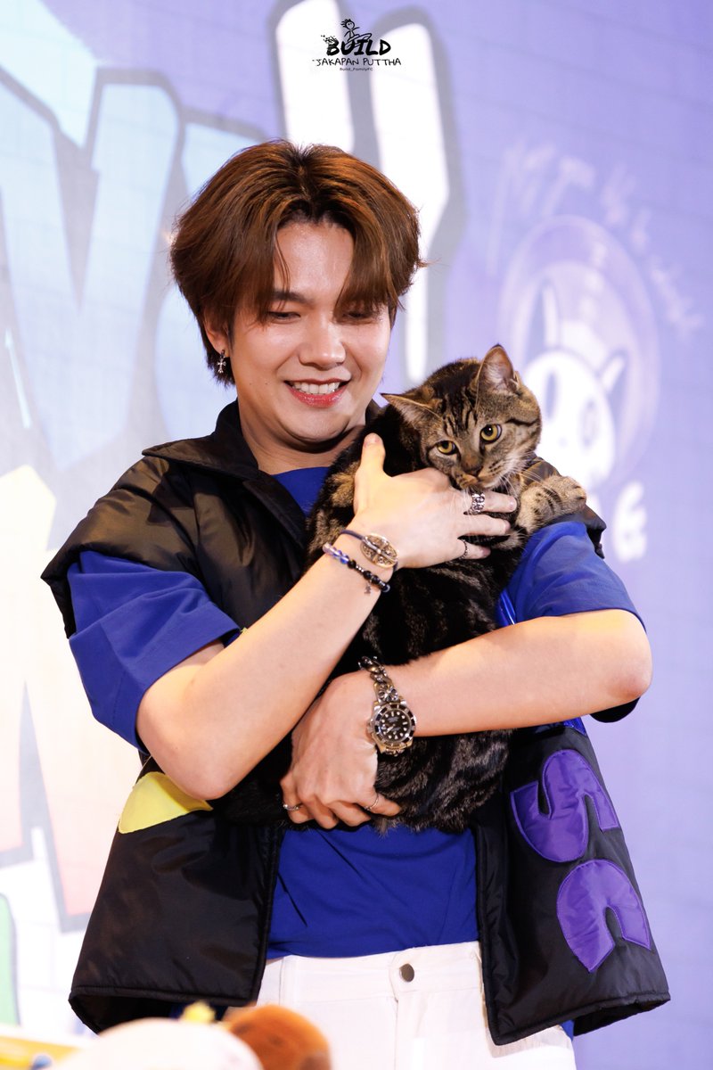 แขกรับเชิญพิเศษษษษษษ ลูกชายตัวแสบ 🐱💙

BYL FANSIGN BANGKOK D2
#Fansign2024BYLxBuild
<a href="/JakeB4rever/">BIU.</a>