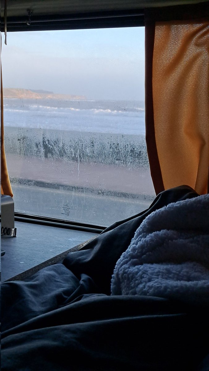 Woke up to the sound of rollars crashing onto the north beach at Scarborough, such a beautiful clear morning. Dodgy picture as I've not got out of bed yet 🤣🤣