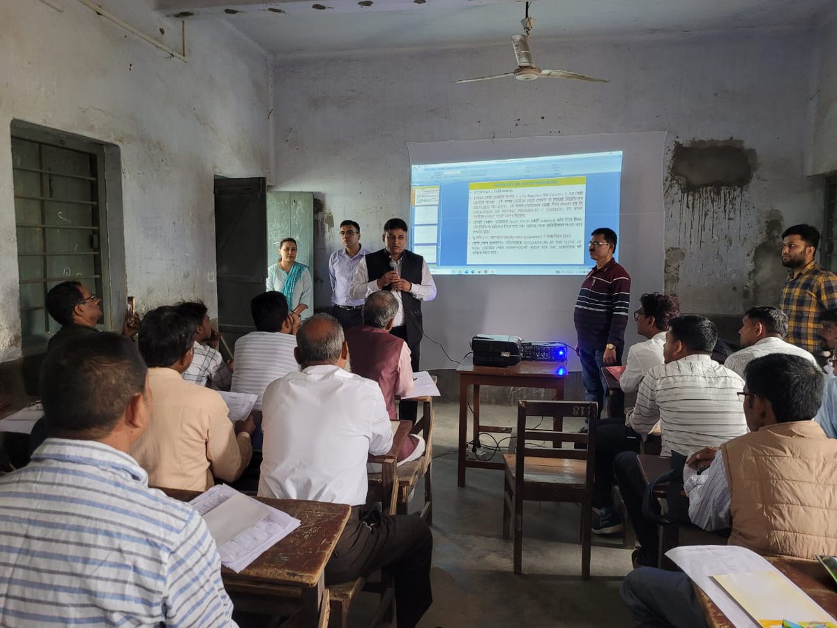 DM &amp; DEO Uttar Dinajpur interacting with the Polling Personne at Training Venue l for the upcoming Lok Sabha Election at the Uttar Dinajpur district, West Bengal. 
#ChunavKaParv #DeskKaGarv #Election2024 #IVote4Sure
<a href="/ECISVEEP/">Election Commission of India</a>
<a href="/SpokespersonECI/">Spokesperson ECI</a>
<a href="/rajivkumarec/">Rajiv kumar</a>
<a href="/anuj_chandak/">ANUJ CHANDAK</a>
<a href="/UttarDm/">D.M. Uttar Dinajpur, WB</a>