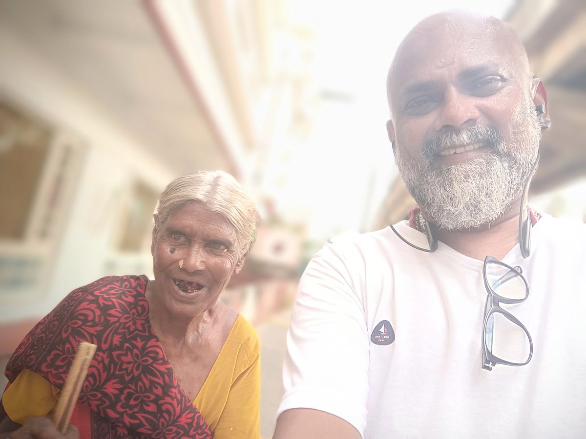 When a #pichaikkaran met a #pichaikkari at M G Road in Kochi! With an amazing Amma (70, name not known) from Puttaparthi in AP. She was hungry and wanted something soft to eat, because all her teeth had disappeared owing to some issues. I asked her about family, she had no