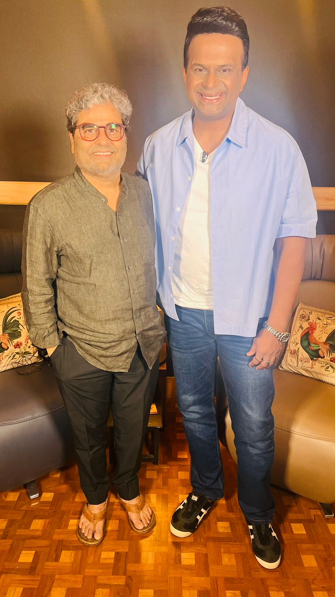 In an exclusive chat with filmmaker @VishalBhardwaj, he speaks about his song #MainGhanaAndheraHoon, some interesting things about his films and much more. Which film of his do you like more?

youtu.be/4yWpSTFj0BQ?si…

#vishalbhardwaj #siddharthkannan #sidk