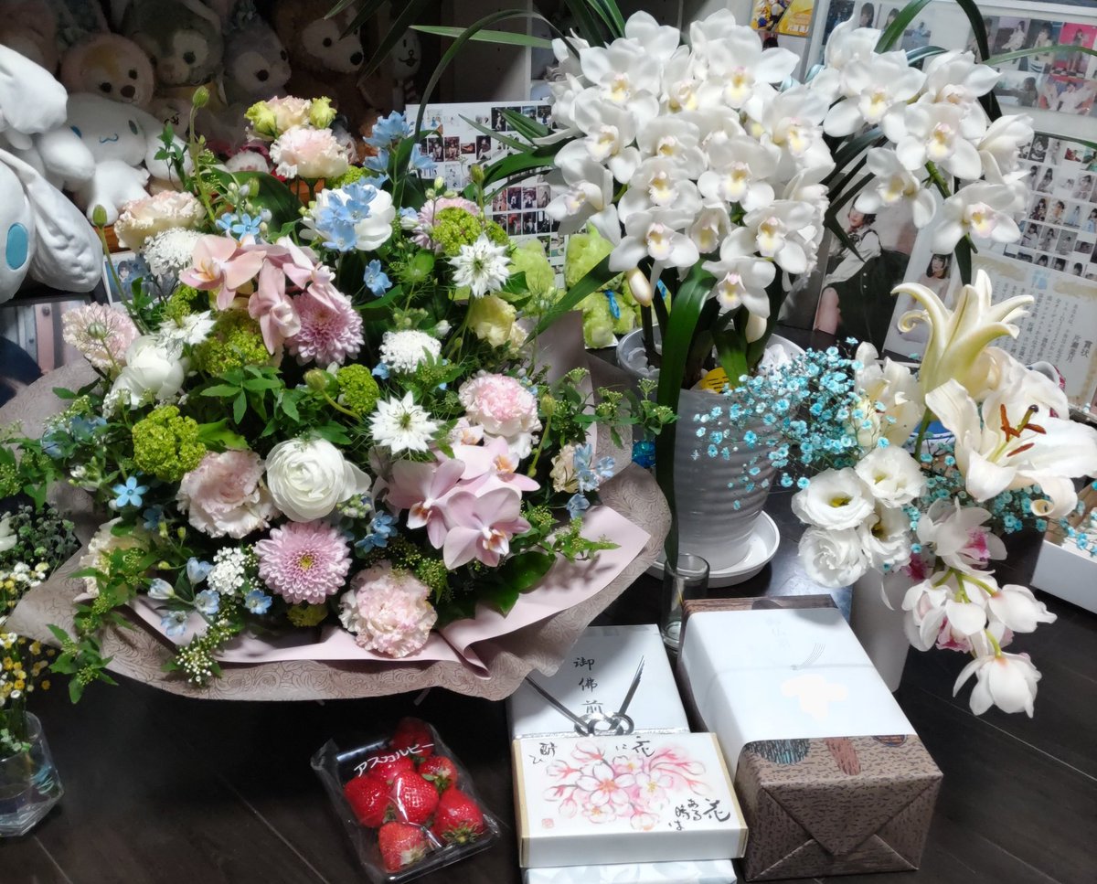 miduking___'s tweet image. ファンの方々に1周忌弔問していただきました。
キレイなお花と好きなお菓子など好みも忘れずにいてくれて嬉しいです。
ずっとありがとうございます。