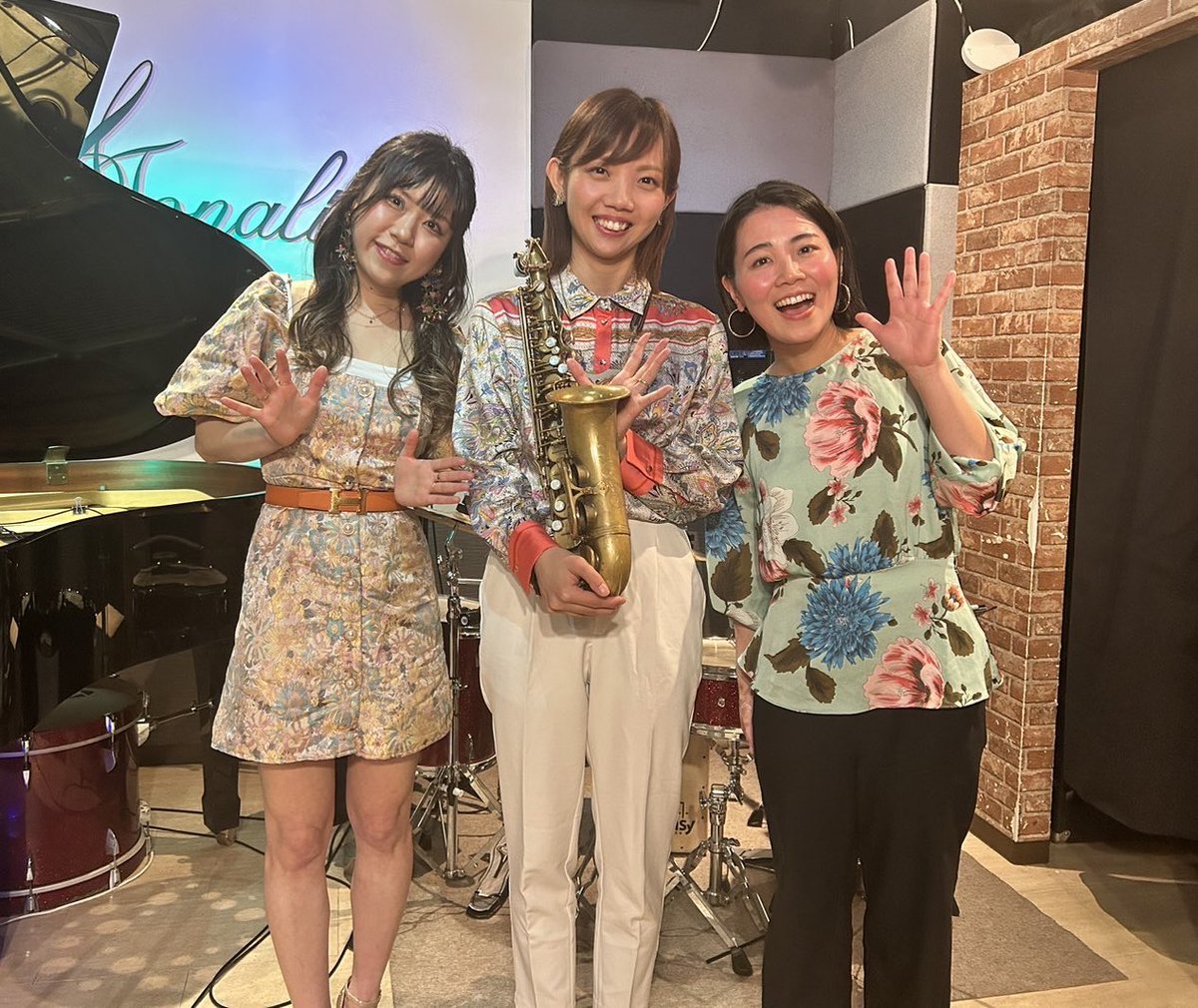 maisomeya's tweet photo. 日曜お昼のジャズライブ終わりました！
お越しくださったみなさまありがとうございました✨
一緒に演奏してくれた２人にも感謝🥺💓２人ともいい演奏だった〜！！

次回は6/1(土)のお昼に決まりました！
このトリオ、いい加減名前も決めないとだね(誰か決めてー！笑) https://t.co/9NABWFS3eE