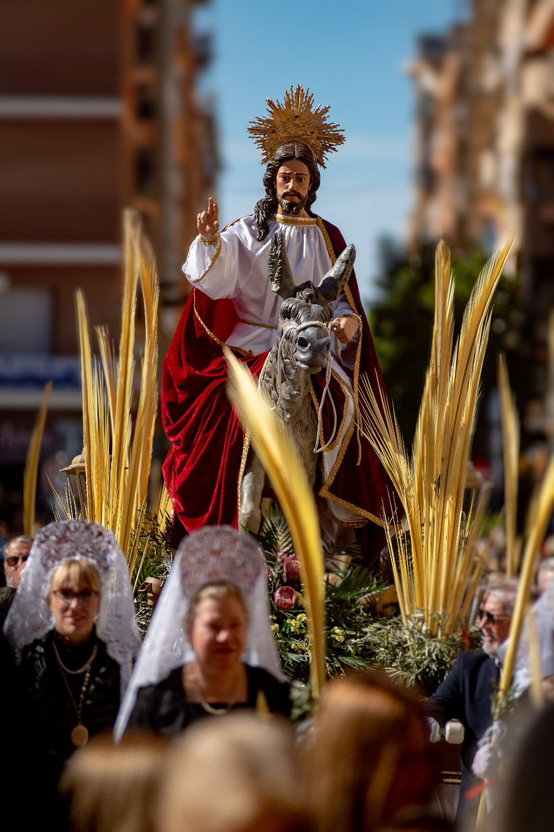 🌿 ¡Domingo de Ramos, quien no estrena no tiene manos! ✨ Únete este domingo 24 de marzo a las 11h en la Plaza de la Glorieta de Santa Pola para la bendición y procesión de las palmas. ¡No te pierdas esta celebración y estrena algo para la ocasión! #SantaPola #CostaBlanca