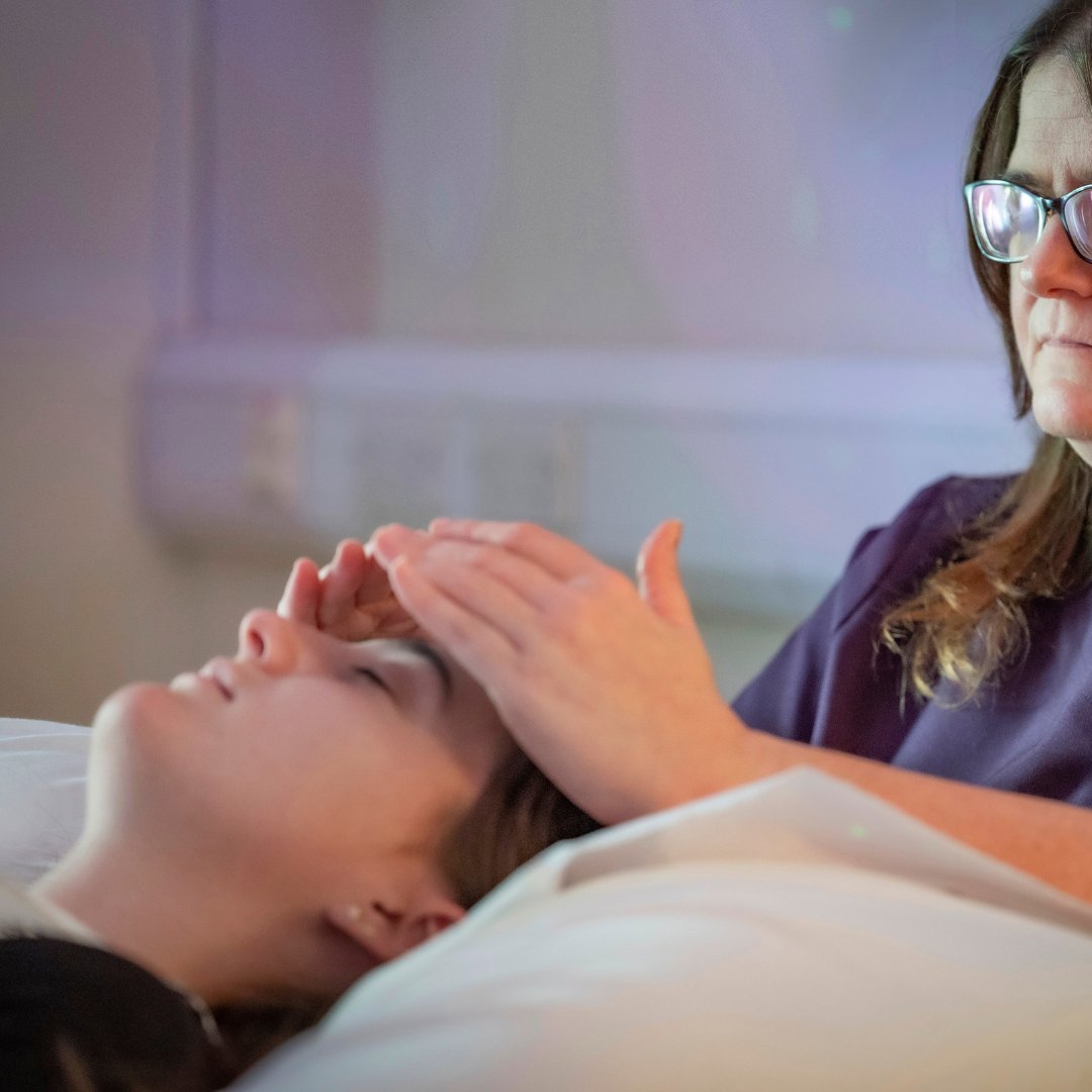 OakhavenHospice's tweet photo. It's #ComplementaryTherapy Awareness Week! Our qualified Therapists provide a range of tailored treatments to individuals bereaved, living with, or looking after someone living with a life-limiting illness. Discover more on Tues 26 March, 1.30-4.30pm: https://t.co/pQrEd6niGd https://t.co/ZeXj1T5Gsl