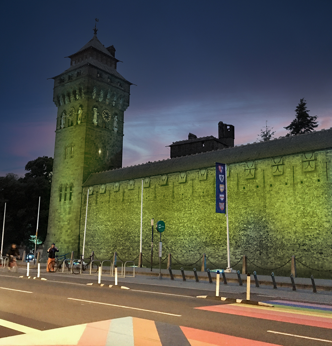 Tonight, #Cardiff Castle will shine bright in yellow to show solidarity with Endometriosis Awareness Month and the @Endomarch_Wales march taking place in the city today. 💛 Find out more about here: orlo.uk/fPKLJ #EndoMarchWales #EndometriosisAwareness