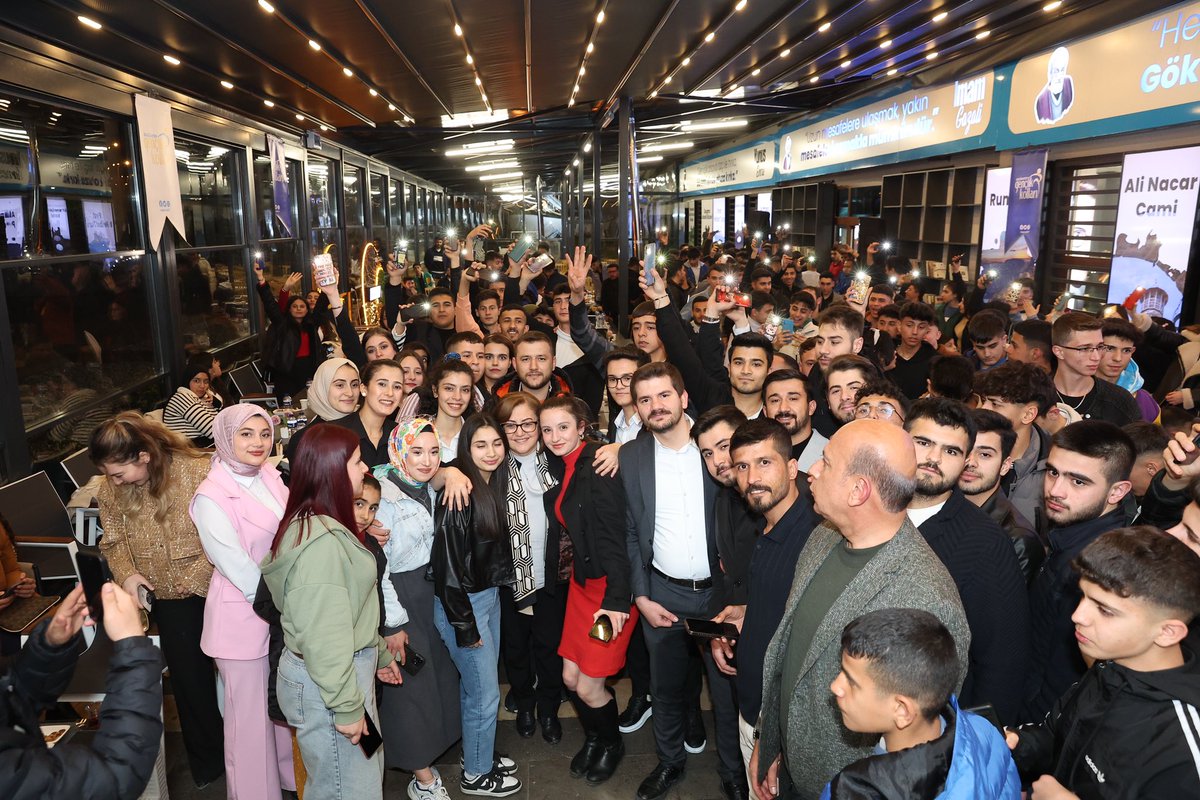 İlk kez oy kullanacak;

“Şehrim İçin İlk Oyum, Gençlik için AK Parti“ diyen gençlerle, Buhara Gençlik Kafe’de bir araya geldik. 😌

Gençlerle buluşmak, onlarla bir araya gelmek hakikaten çok keyifli… 🥰

<a href="/akgenclik27/">AK Gençlik Gaziantep</a> <a href="/avmustafadurmus/">Av. Mustafa Durmuş</a>