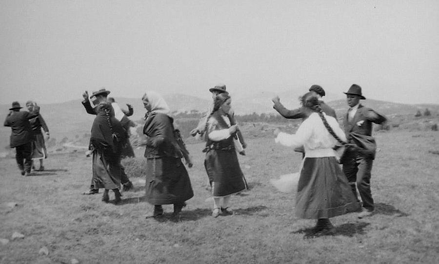 Garua2015's tweet photo. Mulleres bailando nas festas de Muxía.
📷 Caamaño, 1925.
En Galicia gústanos moito ir de festa, de troula, de xolda,  de trangallada, de algueirada, de rebuldo, de carallada, de chola, de folía, de ruada, rexouba, riola, trouleo, garulada, foliada, gandaina, pándega, de esmorga. https://t.co/olFtZI5Une